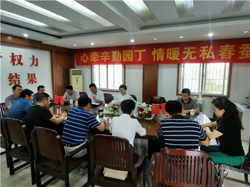 2019.9.3韓部長(zhǎng)教師節(jié)慰問(wèn).jpg 2019.9.3韓部長(zhǎng)教師節(jié)慰問(wèn).jpg