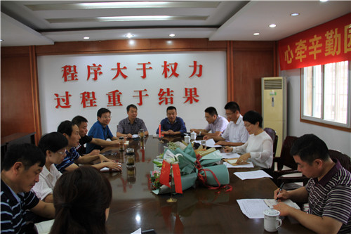 2019.9.3韓部長(zhǎng)教師節(jié)慰問(wèn)1.jpg 2019.9.3韓部長(zhǎng)教師節(jié)慰問(wèn)1.jpg
